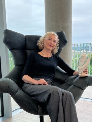 🌿 Objevte krásu českého skleněného šperku V době, kdy svět miluje rychlost, je pohled do skla jako zastavení v čase. Sklo...